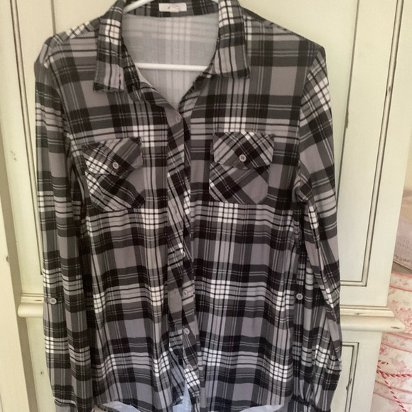 Aerie & Forever 21 long sleeve button down blouses. - Picture 6 of 7